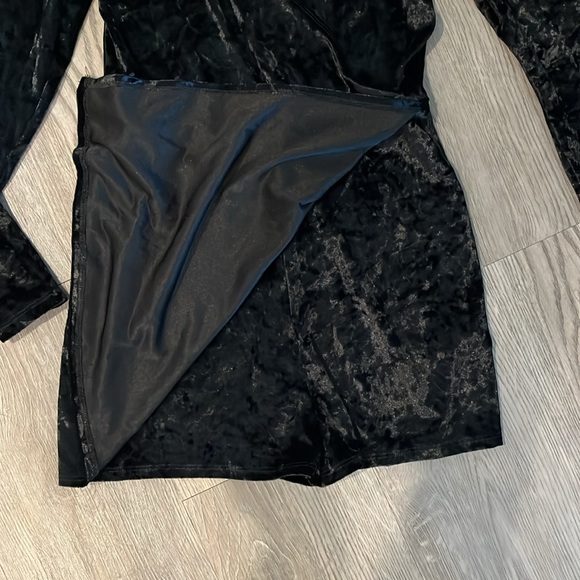 Black velvet romper - Picture 2 of 3